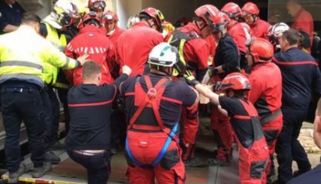 Πώς 40 πυροσβέστες στη Γαλλία απομάκρυναν υπέρβαρη ασθενή 391 κιλών από το διαμέρισμά της (ΦΩΤΟ)