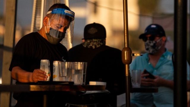 CDC: Οι πλήρως εμβολιασμένοι να φορούν μάσκα σε κλειστούς χώρους, λόγω της μετάλλαξης Δέλτα