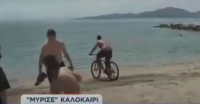 Βούτηξε στη θάλασσα με το ποδήλατο σε ζωντανή σύνδεση κι έγινε… viral