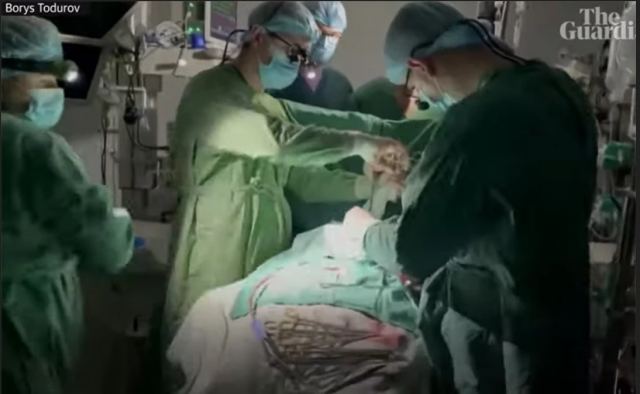 Κίεβο: Συγκλονιστικό βίντεο – Γιατροί συνεχίζουν την επέμβαση ανοιχτής καρδιάς σε παιδί παρά το μπλακ άουτ
