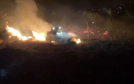 Όγδοη νύχτα μάχης με τη φωτιά στη Ρόδο - Χειριστής οδηγεί τον εκσκαφέα πάνω στις φλόγες για να τις σβήσει