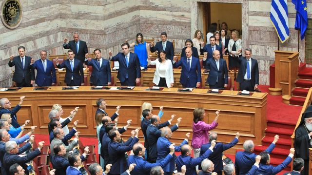 Βουλή: Ορκίστηκαν οι 300 βουλευτές - Δείτε βίντεο και φωτογραφίες