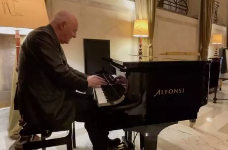 Άντονι Χόπκινς: Έπαιξε πιάνο σε λόμπι ξενοδοχείου και αποθεώθηκε