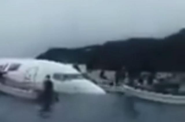 Τρόμος στον αέρα! Δεν κατάφερε να σταματήσει το αεροπλάνο και βυθίστηκαν σε λιμνοθάλασσα – video