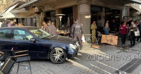 Αυτοκίνητο έπεσε πάνω σε κόσμο που έπινε καφέ - Δείτε εικόνες