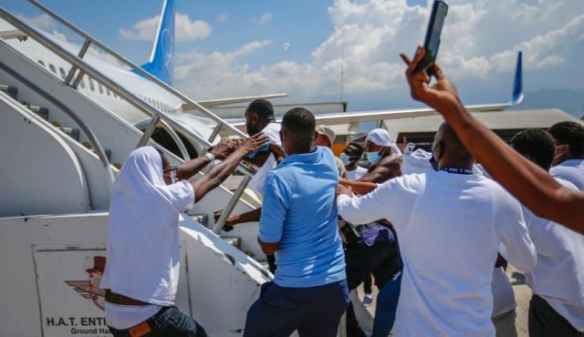 Σκηνές χάους στο αεροδρόμιο της Αϊτής με μετανάστες που είχαν απελαθεί από τους καταυλισμούς στο Τέξας