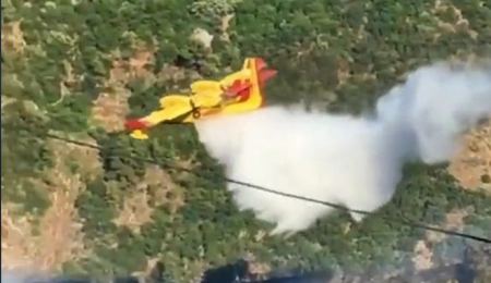 Βίντεο: Canadair &quot;βουτά&quot; ανάμεσα στα βουνά για να σβήσει τη φωτιά
