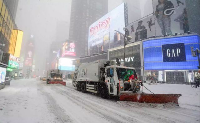 Σφοδρή χιονοθύελλα «χτυπά» τις ΗΠΑ: Γέμισε εκχιονιστικά η Times Square (pics, vid)