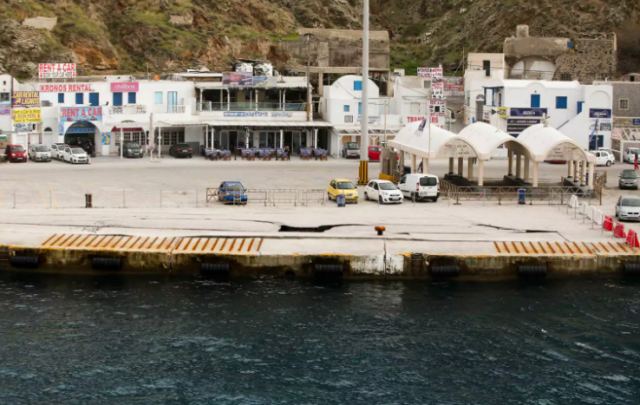 Σαντορίνη: Πρόσκρουση πλοίου στο λιμάνι! Συναγερμός στον Αθηνιό και στιγμές αγωνίας για τους 17 επιβάτες