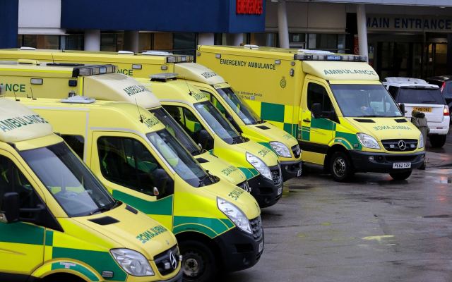 &quot;Φρακάρουν&quot; τα νοσοκομεία στη Βρετανία - Εφιαλτική κατάσταση με πάνω από 30.000 νεκρούς