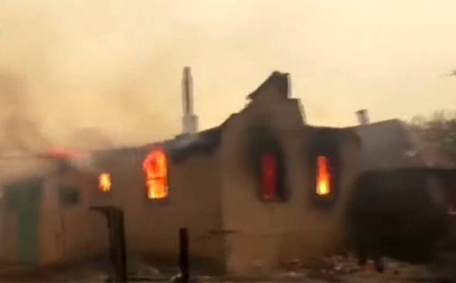 Ουκρανία: Συνεχίζει να καίει η φωτιά που έχει προκαλέσει το θάνατο 5 ανθρώπων και την καταστροφή ενός ολόκληρου χωριού