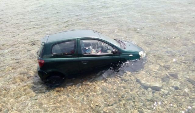 Παππούς και εγγονή βρέθηκαν στη θάλασσα με το αυτοκίνητό τους!