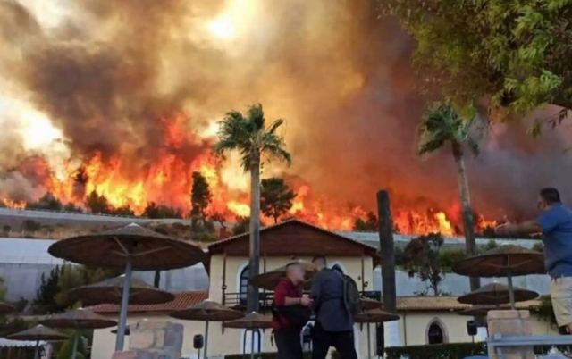 Δύσκολη μάχη με τις φλόγες στην Αχαΐα - Εκκενώνεται και ο Λόγγος - Κάηκαν σπίτια