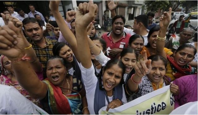Ινδία: Οργή για τον θάνατο θύματος ομαδικού βιασμού