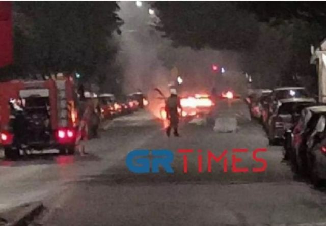 Θεσσαλονίκη: Σοβαρά επεισόδια έξω από το ΑΠΘ – Τραυματίες και καμμένα αυτοκίνητα