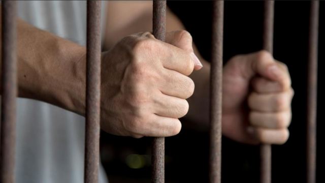 Κρατούμενος βγήκε με άδεια από τις φυλακές και... έκλεψε 6.000 ευρώ από μαγαζί