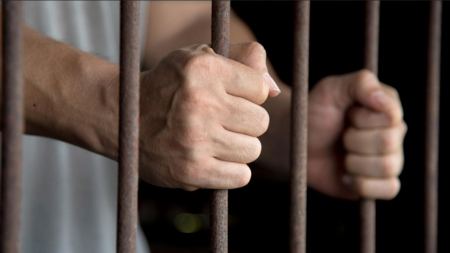 Κρατούμενος βγήκε με άδεια από τις φυλακές και... έκλεψε 6.000 ευρώ από μαγαζί