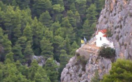 Πάρνηθα: Κλέβει Τις Εντυπώσεις Το Εκκλησάκι Της Αγίας Μαρίνας Χτισμένο Πάνω Στο Βράχο