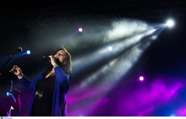 Η Χαρούλα Αλεξίου σταματάει το τραγούδι μετά από 50 χρόνια: Δεν μπορώ πια να το κάνω όπως παλιά