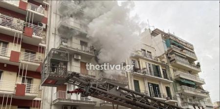 Θεσσαλονίκη: Στις φλόγες διαμέρισμα στο κέντρο της πολής -Απεγκλωβίστηκαν ένας άνδρας και μία γυναίκα [βίντεο]