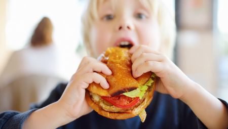 Αυτά είναι τα πιο επικίνδυνα τρόφιμα για τα παιδιά – Απειλούν καρδιά και ανάπτυξη