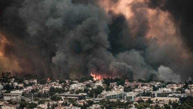 Meteo: Πώς η φωτιά στη Βαρυμπόμπη «εκτόξευσε» τη θερμοκρασία και δημιούργησε τον δικό της καιρό