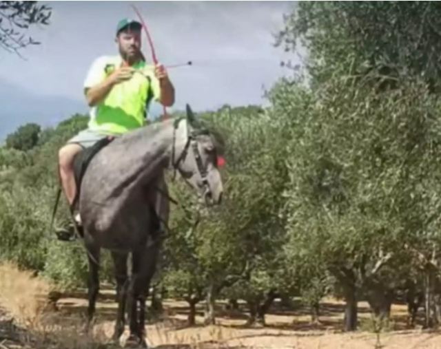 Ομάδα της Μεσσηνίας το… τερμάτισε: Παρουσίασε παίκτη πάνω σε άλογο με τόξο (video)