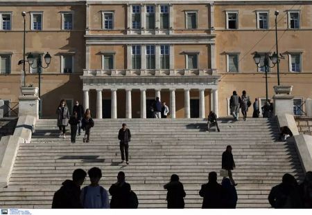 Ανάπτυξη 2,2% για το 2023 και το 2024 «βλέπει» το Γραφείο Προϋπολογισμού της Βουλής - Τα τρία σενάρια για την πορεία της ελληνικής οικονομίας