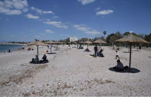Γλυφάδα: Ομπρέλες με απόσταση 10 μέτρα στην παραλία και drone για τους απείθαρχους