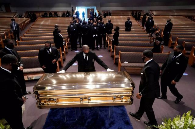 Ο κόσμος αποχαιρετά τον Τζορτζ Φλόιντ – Αυτή την ώρα η κηδεία του στο Χιούστον