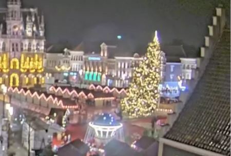 Χριστουγεννιάτικο δέντρο σε αγορά του Βελγίου παρασύρθηκε από ανέμους και σκότωσε μια γυναίκα