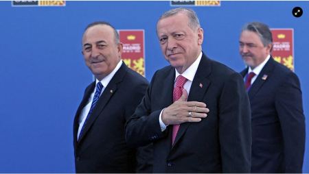 Ερντογάν - Τσαβούσογλου επιτίθενται σε Γαλλία - ΗΠΑ, ενώ ο Ακάρ τείνει... «χείρα» φιλίας στην Ελλάδα