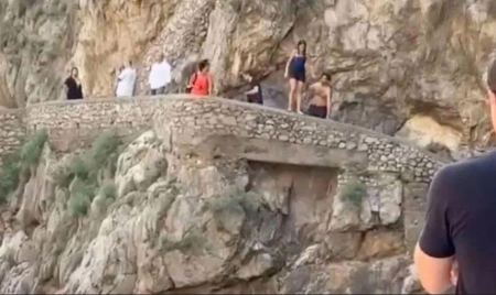 Στιγμές πανικού με τουρίστρια που σκέφτεται να κάνει βουτιά και τσακίζεται στα βράχια