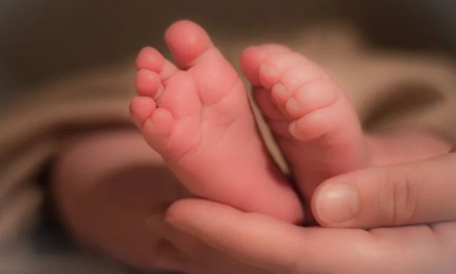 Μωρό γεννήθηκε στις 23 εβδομάδες με βάρος μόλις 450 γραμμάρια και επέζησε (ΒΙΝΤΕΟ)