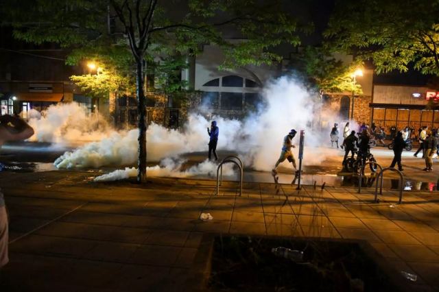 Μινεάπολη: Δεύτερο βράδυ συγκρούσεων! Νέο βίντεο διαψεύδει τους αστυνομικούς – δολοφόνους του George Floyd
