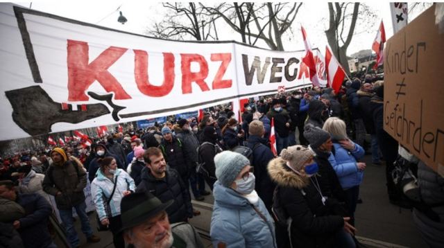 Αυστρία: Χιλιάδες άτομα, ανάμεσά τους και ακροδεξιοί, διαδήλωσαν στη Βιέννη κατά των περιοριστικών μέτρων