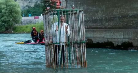 Στην Ιταλία υπάρχει η παράδοση να ρίχνουν κάθε χρόνο έναν πολιτικό στο ποτάμι