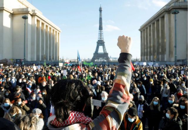 Παρίσι: Οργή λαού για το νομοσχέδιο που περιορίζει τη μετάδοση εικόνων αστυνομικών