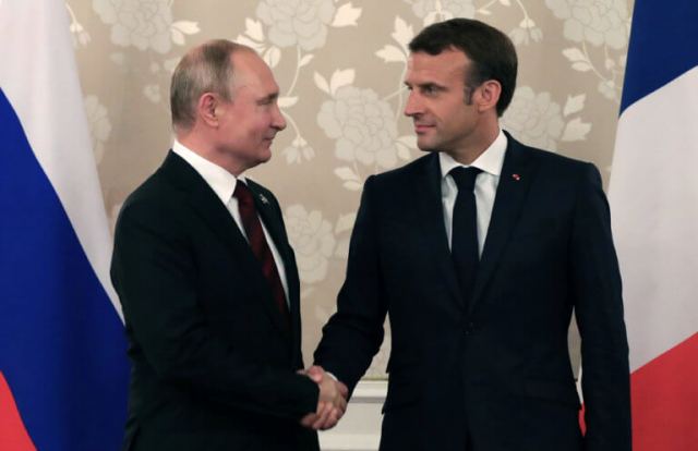 Με «γαλατική ευγένεια» αλλά αιχμηρός ο Μακρόν απέναντι στον Πούτιν