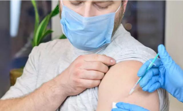 Εμβόλια COVID-19: Μπορούν οι εμβολιασμένοι να μεταδώσουν τον κορωνοϊό;