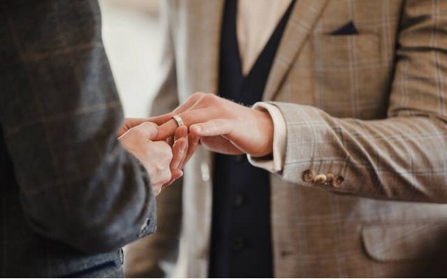 Νεαρός παντρεύτηκε τον κολλητό του για να κάνουν γαμήλιο γλέντι με 150 φίλους