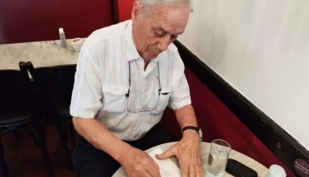 Αυτοδίδακτος σκιτσογράφος και ταχυδακτυλουργός ετών 90 εκθέτει τα πορτρέτα του και «μαγεύει» τους επισκέπτες