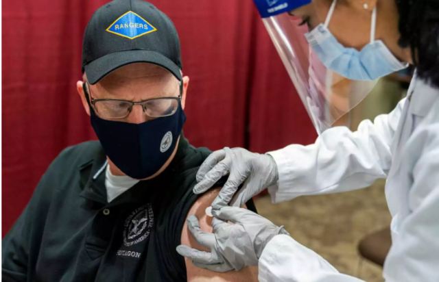 ΗΠΑ: Εμβόλιο κατά του κορωνοϊού έκανε on camera ο υπουργός Άμυνας του Τραμπ (vid)