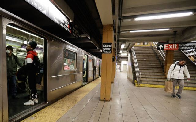 Ζευγάρι έκανε σεξ στην αποβάθρα του μετρό της Νέας Υόρκης - Βιντεοσκοπήθηκε από επιβάτη