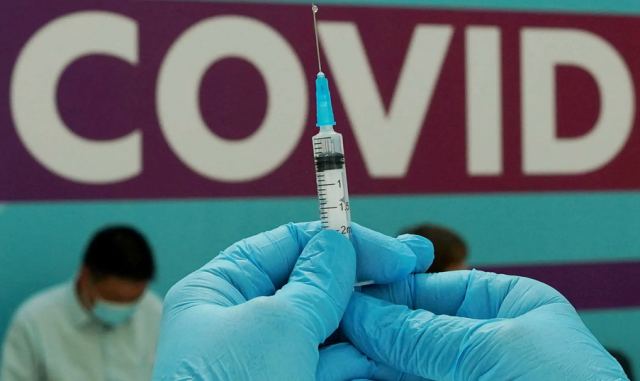 Kορωνοϊος και Γρίπη: Ποιοι χρειάζεται να εμβολιαστούν φέτος για την προστασία από τους δύο ιούς