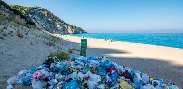 «Πνίγονται» στα πλαστικά οι ελληνικές παραλίες