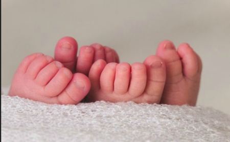 Δίδυμα γεννήθηκαν από έμβρυα που καταψύχθηκαν πριν από 30 χρόνια- και έσπασαν ρεκόρ