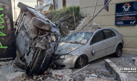 Τρελή πορεία αυτοκινήτου στο Ναύπλιο: Γκρέμισε μάντρα κι έπεσε πάνω σε αυτοκίνητα (ΦΩΤΟ)
