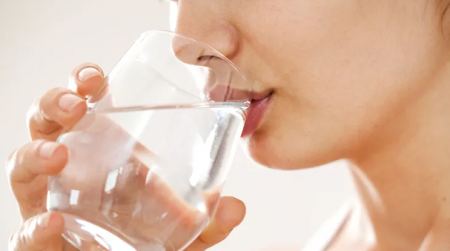 Ζέστη: Μήπως πρέπει να πίνετε περισσότερο νερό; Πώς θα το καταλάβετε
