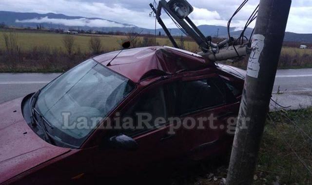 Φθιώτιδα: Αυτοκίνητο έπεσε σε κολόνα - Από θαύμα σώθηκε ο οδηγός